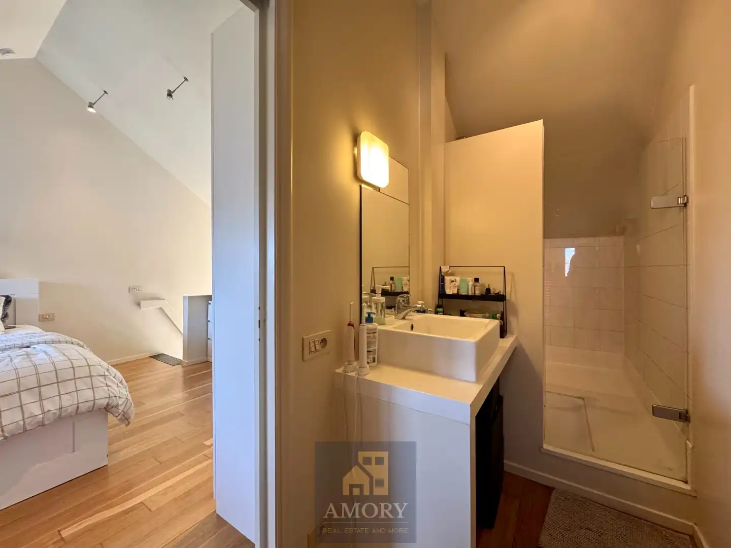Toffe loft met 2 terrassen nabij St. Pieters Station! foto 6