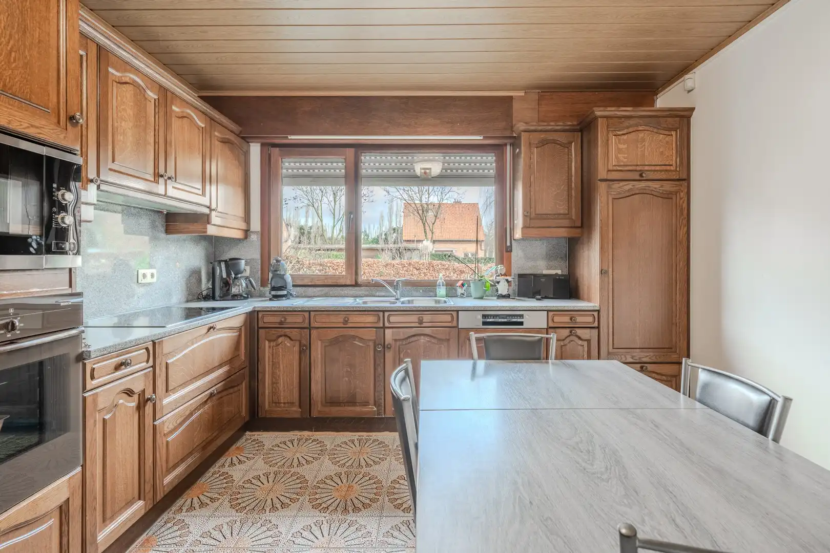 Woning op een ruim perceel van 989 m² foto 4