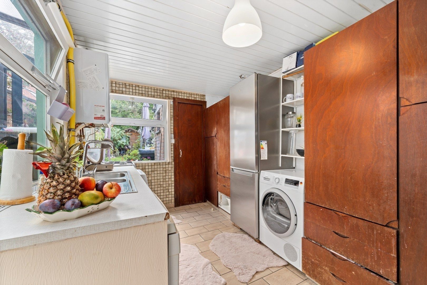 Op te frissen rijwoning met tuin foto 4