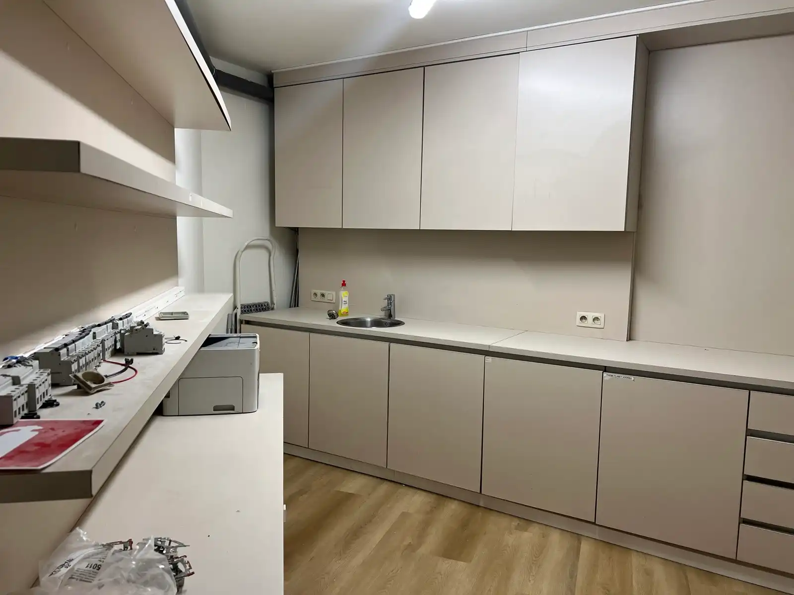 Vernieuwd Handelspand op toplocatie in Kontich foto 8