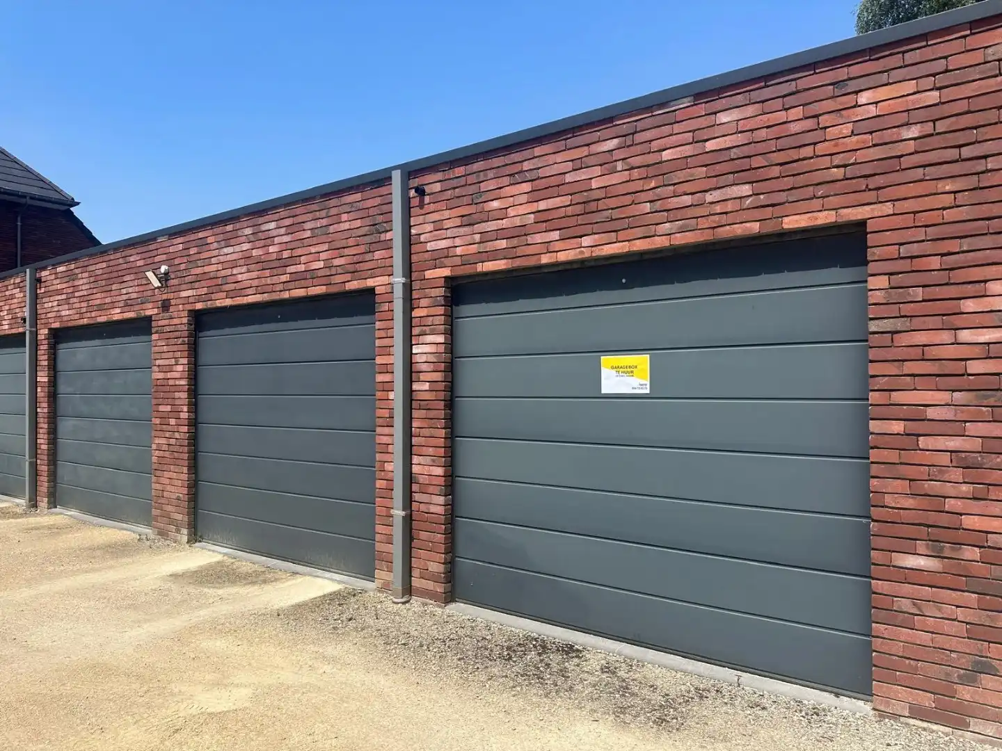 Garagebox centraal gelegen te Beernem foto {{pictureIndex}}