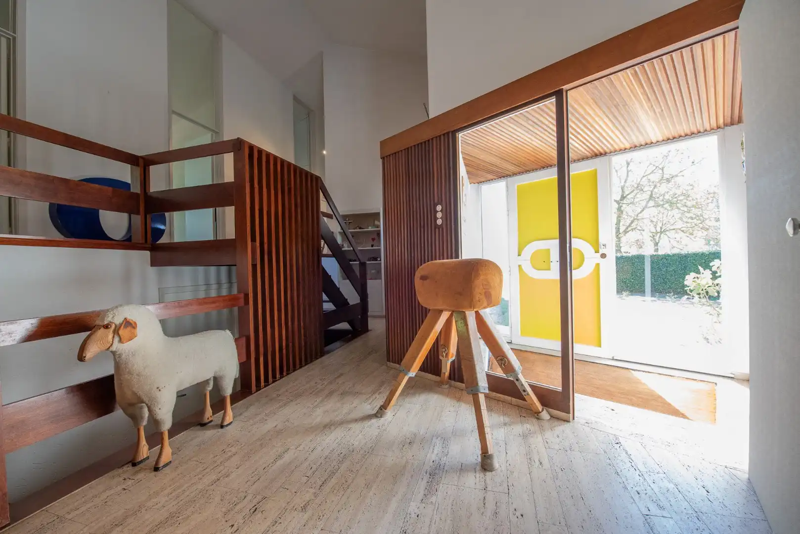 TE KOOP: Ruime architectenwoning in residentiële wijk 'De Piste'. Rustig, groen en zeer bereikbaar op een perceel van maar liefst 1800m²!  foto 4