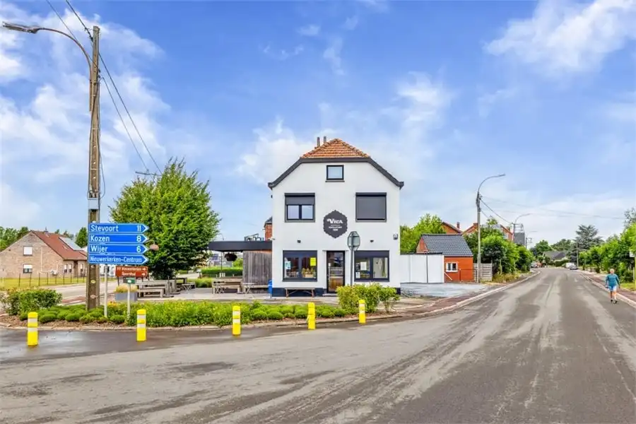 Hoofdfoto van de publicatie: INTERESSANTE OPBRENGSTEIGENDOM MET HANDELSRUIMTE EN APPARTEMENT