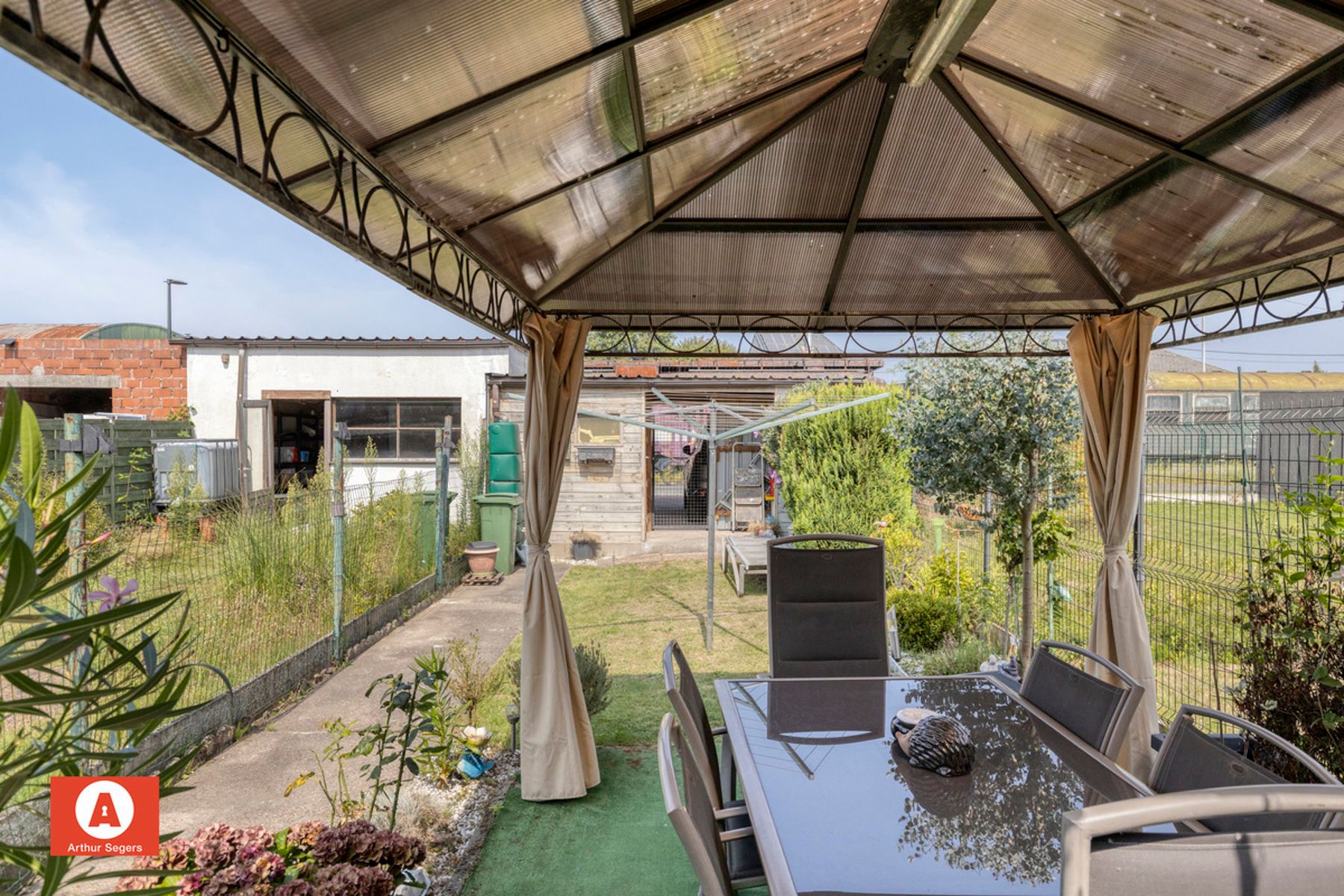 Gesloten bebouwing met 2 slaapkamers en ruime carport foto 19