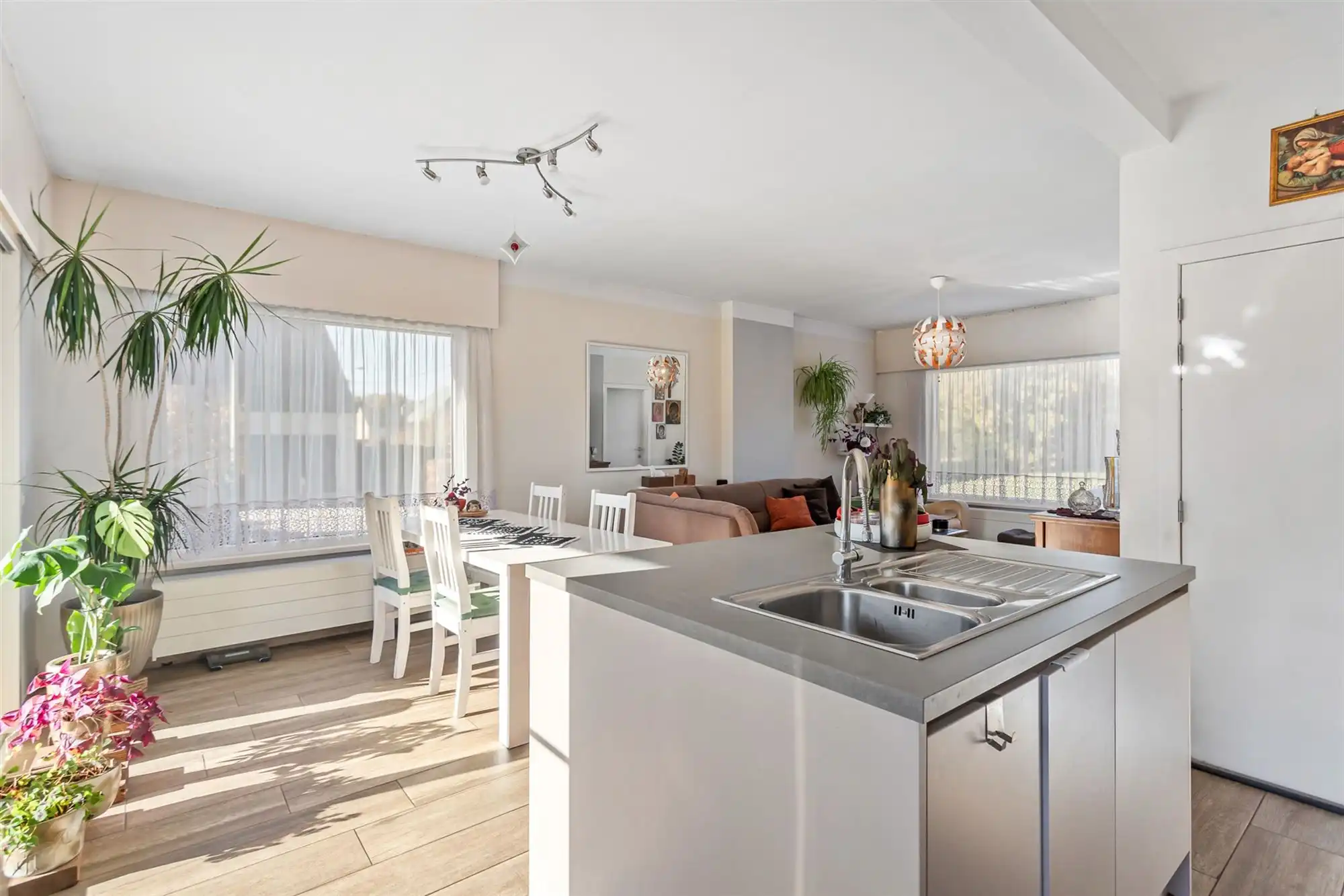 VOLLEDIG GERENOVEERDE, PERFECT INSTAPKLARE WONING OP MOOI PERCEEL! foto 2