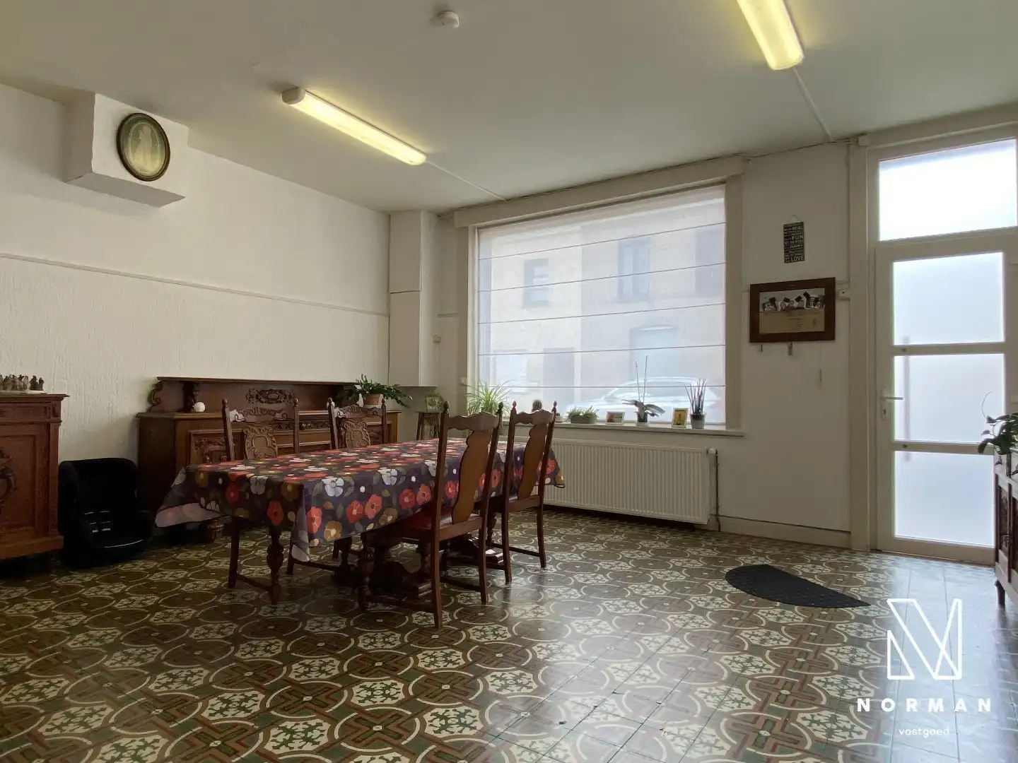 Halfopen woning met 3 slaapkamers, bijgebouw/atelier en grote voorkamer voor eventuele handelszaak foto 4