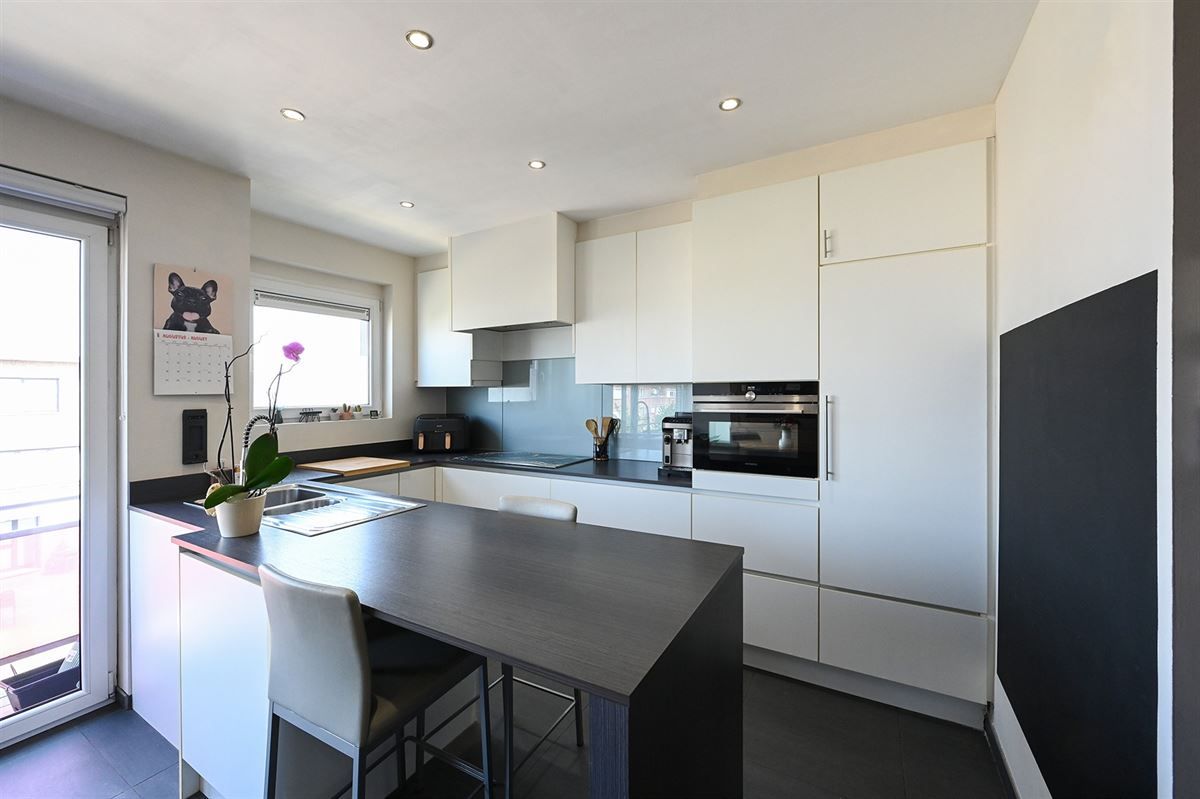 Totaal gerenoveerd appartement in rustige straat foto 3