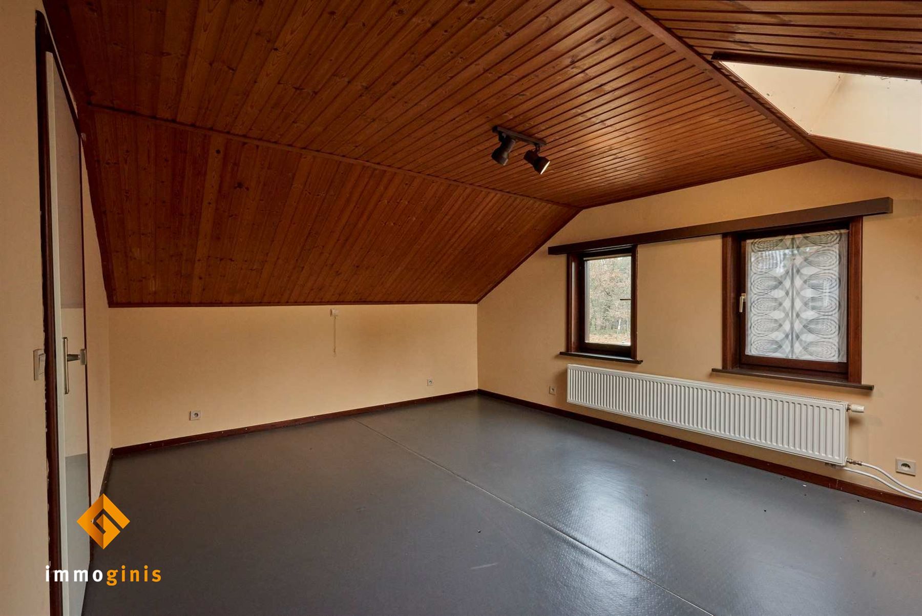 Verrassend ruime, op te frissen woning met 3 slaapkamers op perceel van 6a57ca. foto 10