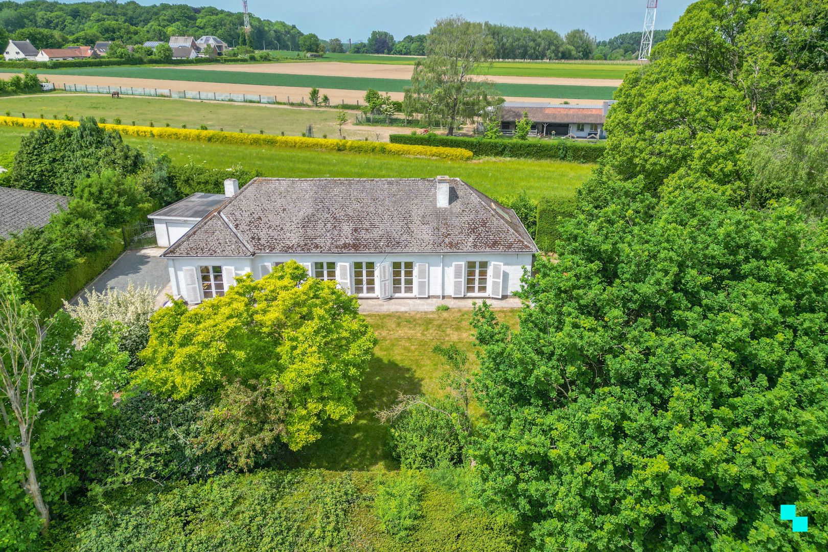Hoofdfoto van de publicatie: Franse laagbouwvilla in het landelijke Oosterzele
