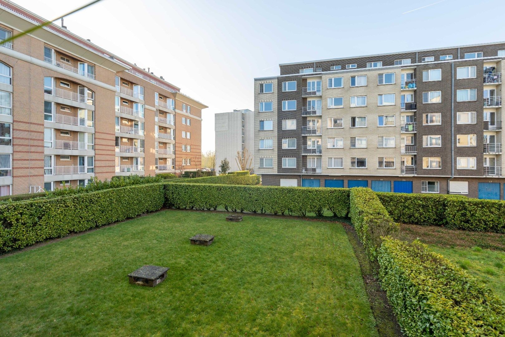 Zéér ruim appartement met open zichten, grote garage en drie slaapkamers te Sint-Andries. foto 16