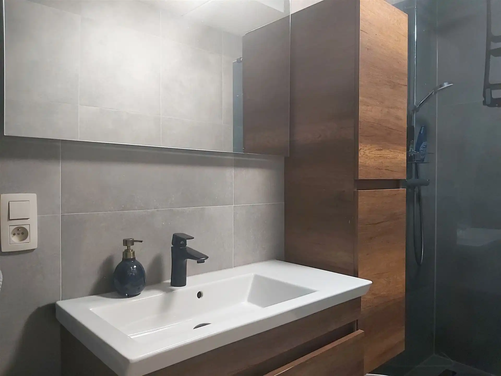 Instapklaar, gelijkvloers appartement met 2 slaapkamers, 2 garages en klein tuintje (via oprit bereikbaar) met overkapping in Maasmechelen! foto 11