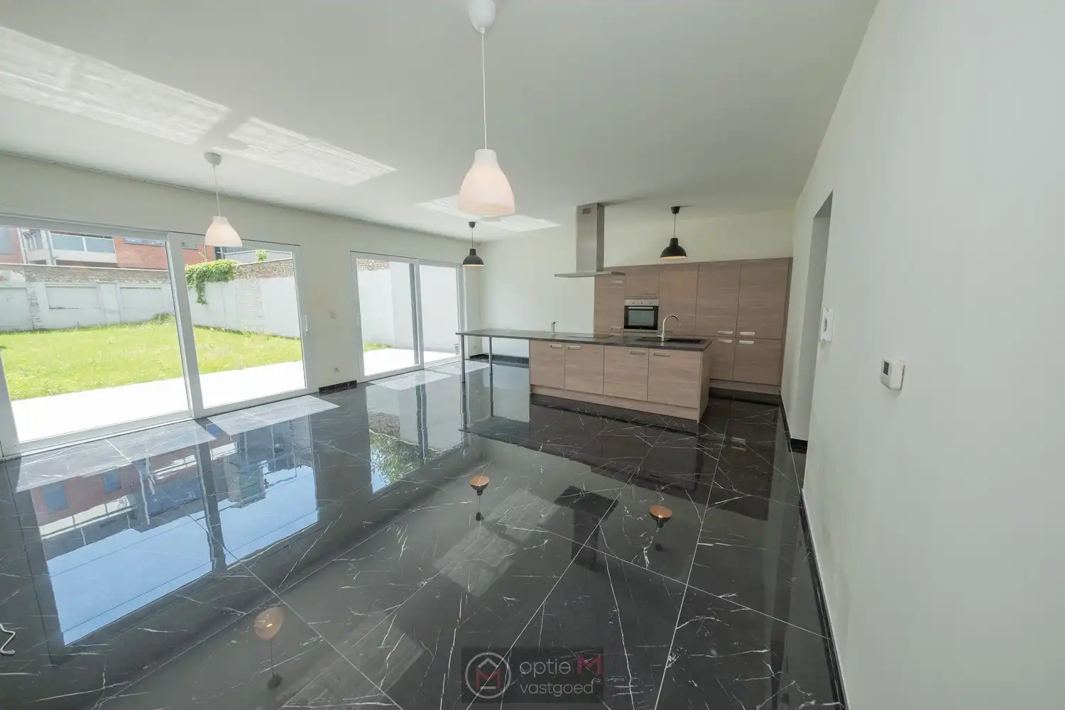 RUIM GELIJKVLOERS APPARTEMENT MET 2 SLPKS EN TUIN MET TERRAS. foto 5