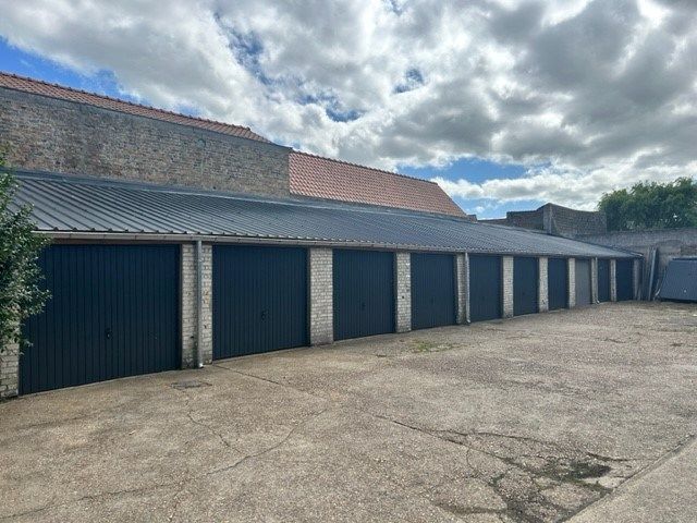 Garageboxen in hartje Mariakerke met mogelijkheid tot LAADPAAL! foto {{pictureIndex}}