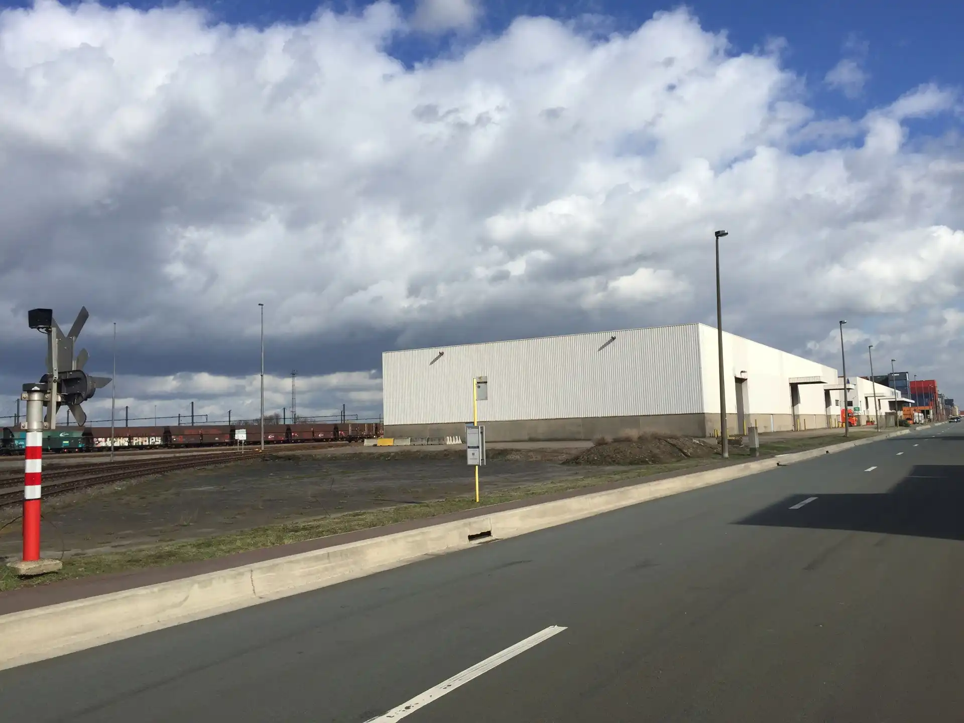 Magazijn met kantoor te huur foto 9