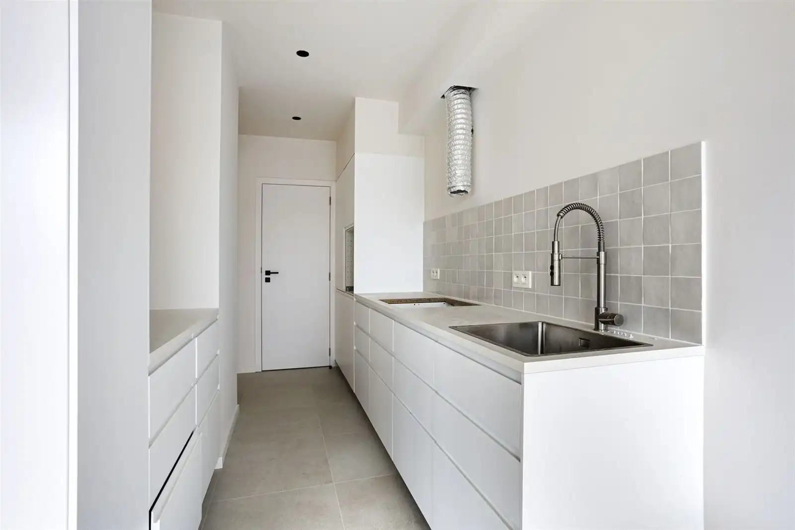 Gerenoveerd appartement met 1 slaapkamer en garage foto 5