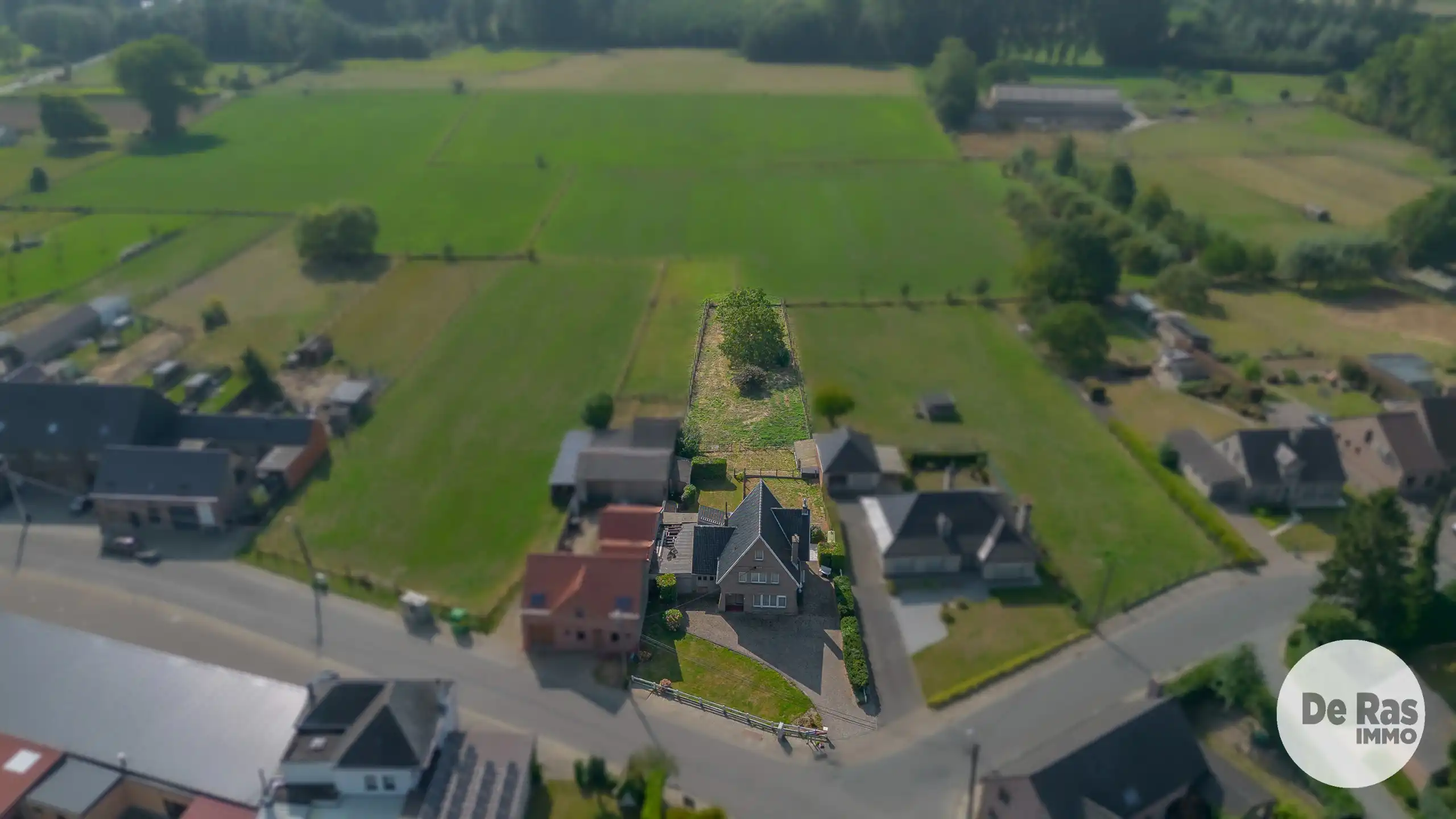 Hoofdfoto van de publicatie: VLEKKEM- Ruime woning met 4 slaapkamers en uitgestrekte tuin