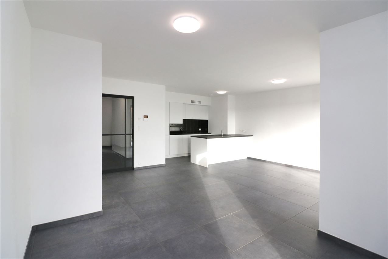 Zonnig appartement, zuidterras, twee slpk, autostaanplaats op gunstige locatie foto 3