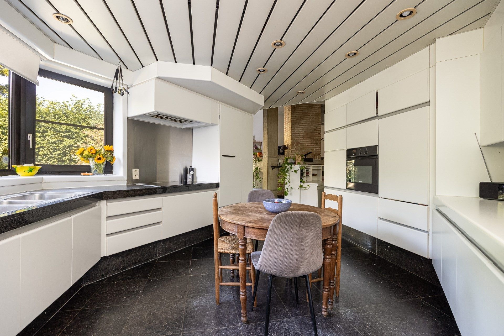 Unieke architectenwoning met tuin en polyvalente ruimte foto 8