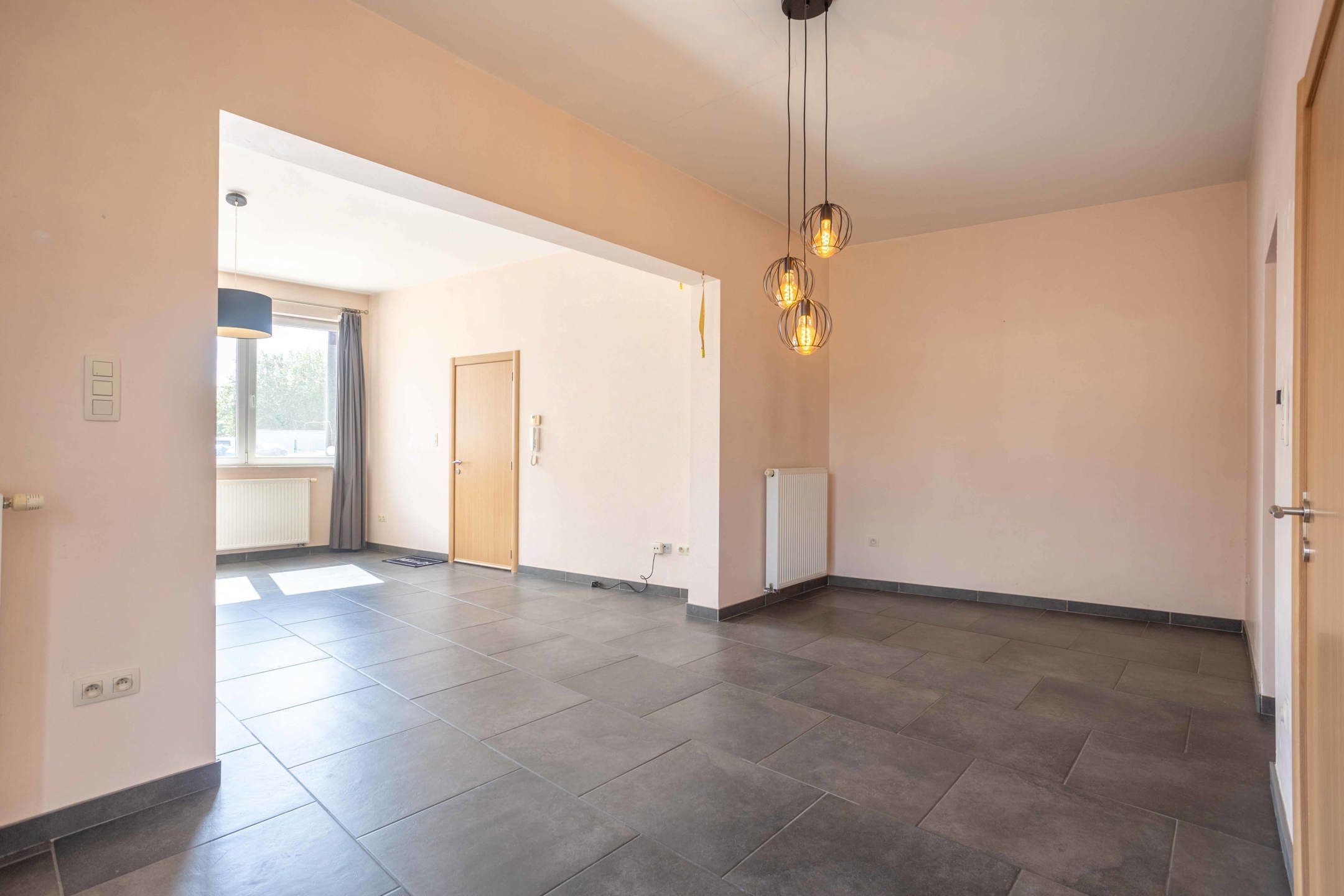 Rustig gelegen, gelijkvloers appartement met terras. foto {{pictureIndex}}