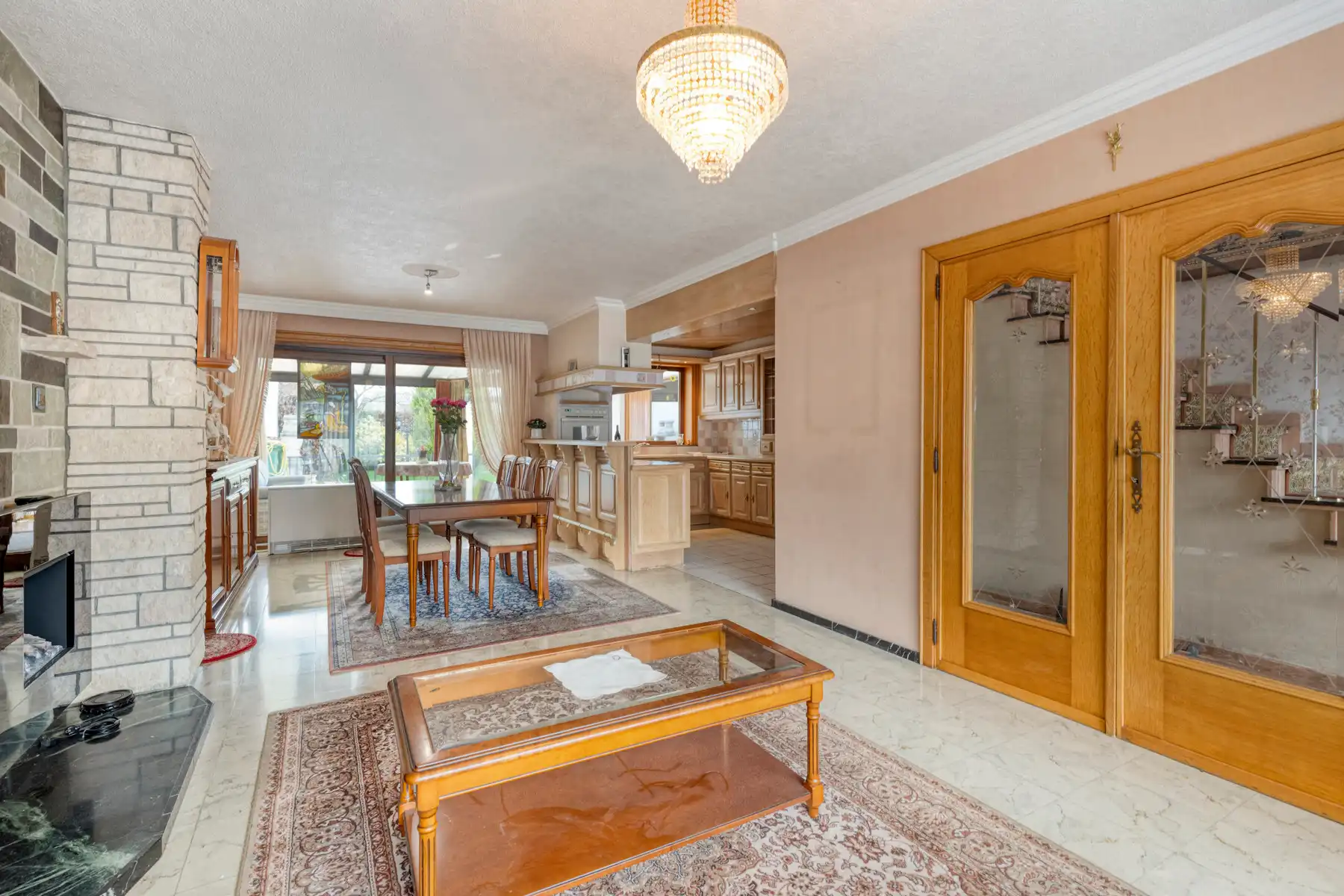 Hoofdfoto van de publicatie: Leemans Immobiliën biedt u deze solide en ruime woning aan op een uitstekende en centrale ligging in Denderleeuw.