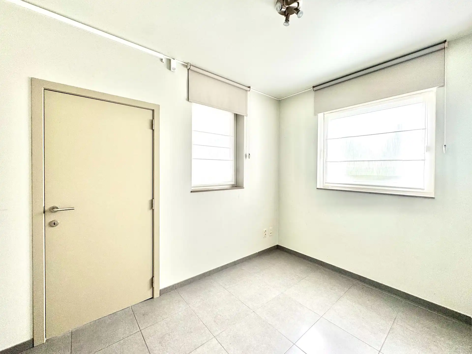 GELIJKVLOERS APPARTEMENT | VOOR- EN ACHTERTUIN | 2 KAMERS | GARAGE | 140 M² foto 31