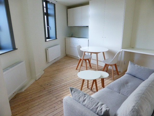 Bemeubelde studio in het centrum van Gent te huur foto {{pictureIndex}}
