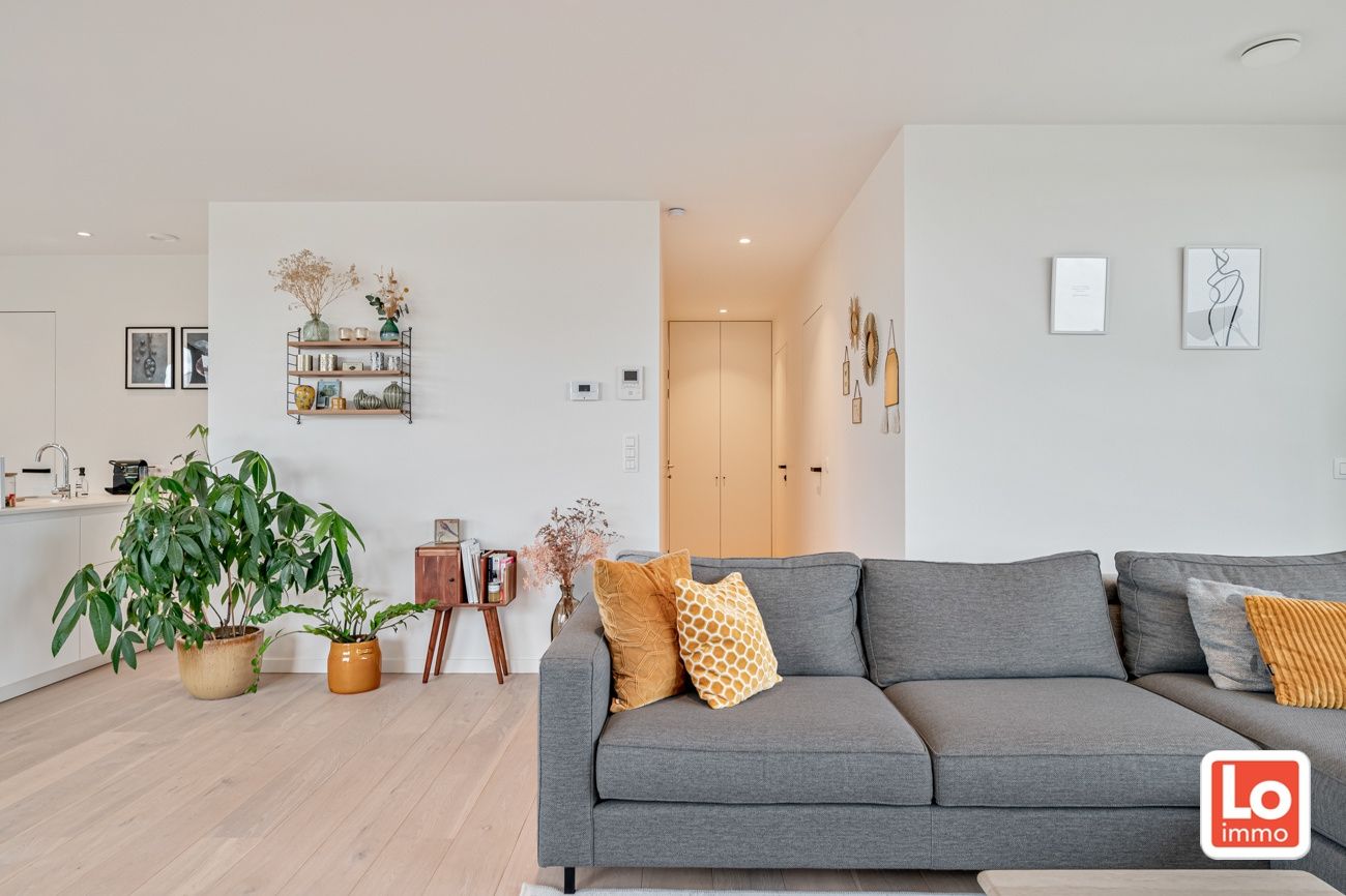 VERKOCHT! Luxe Penthouse met 1 slaapkamer en 2 grote terrassen op een topligging in het centrum van Lochristi! foto 6