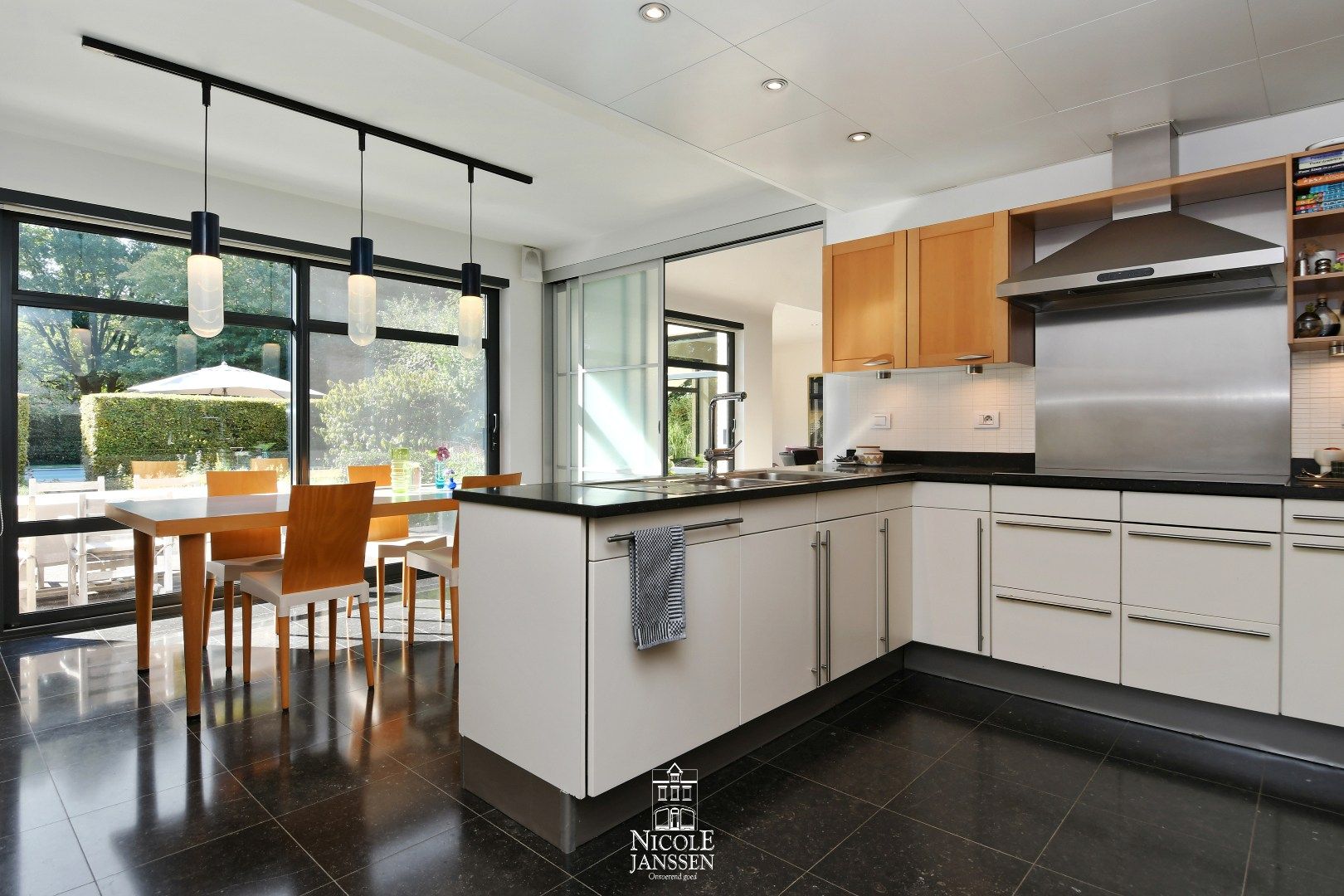 Vrijstaande woning met mooi verzorgde tuin en zwembad  foto 8
