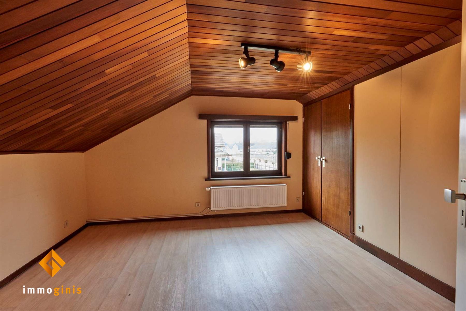 Verrassend ruime, op te frissen woning met 3 slaapkamers op perceel van 6a57ca. foto 11