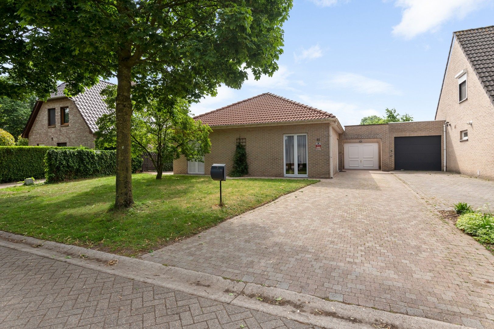 Knappe laagbouwwoning en groot bijgebouw met tuin en zwembad foto {{pictureIndex}}