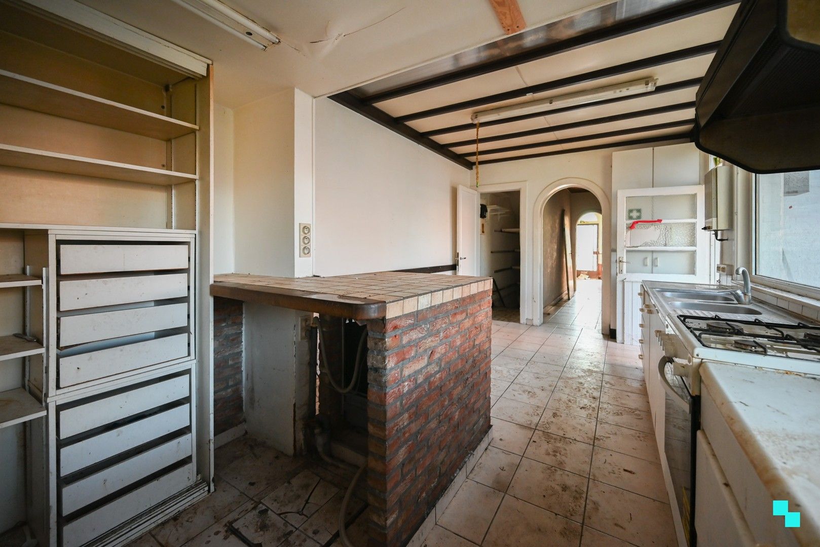 Ruime, te renoveren ééngezinswoning met achteruitweg te Emelgem foto 7