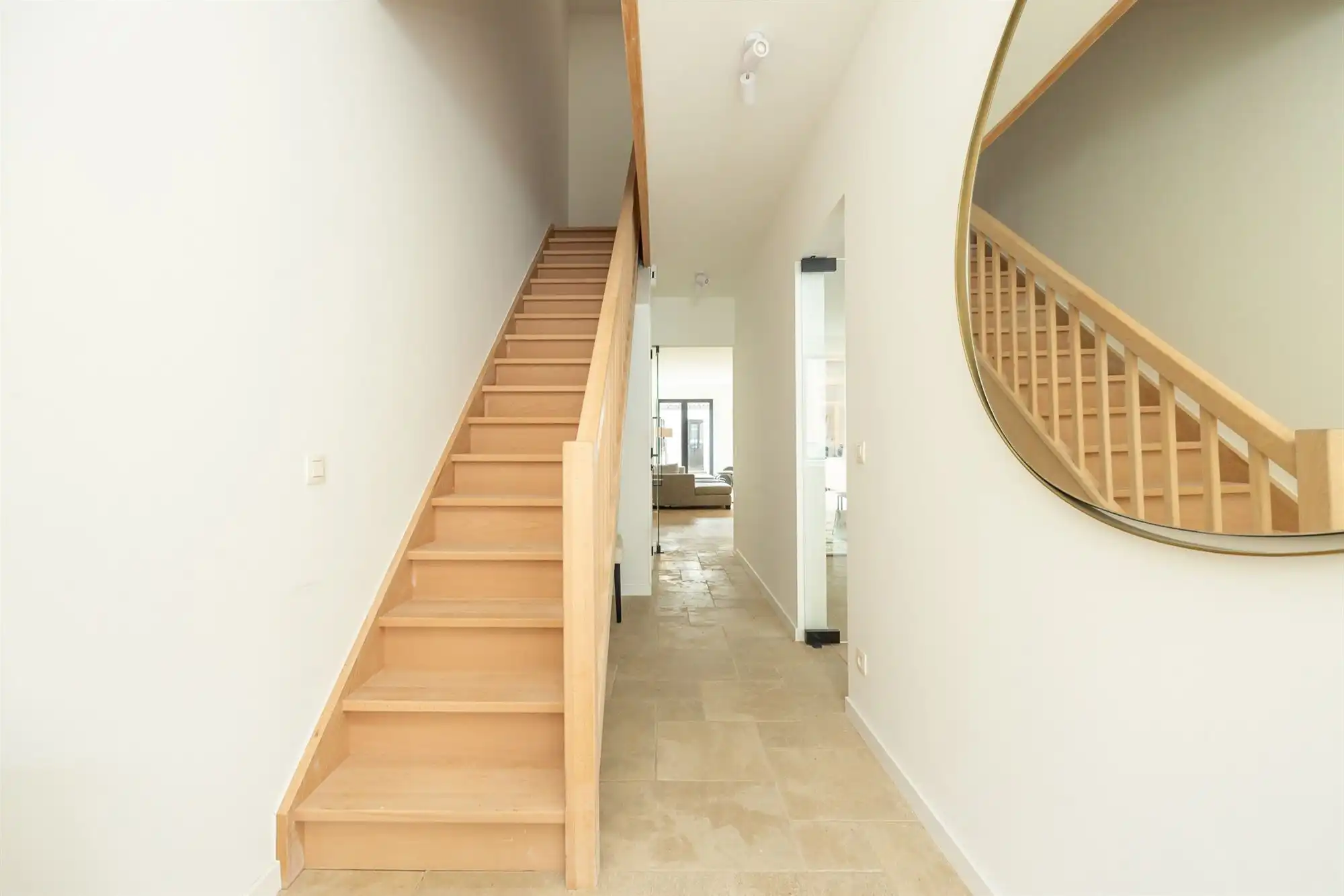 Nieuwbouwwoning met vier slaapkamers en tuin foto 2