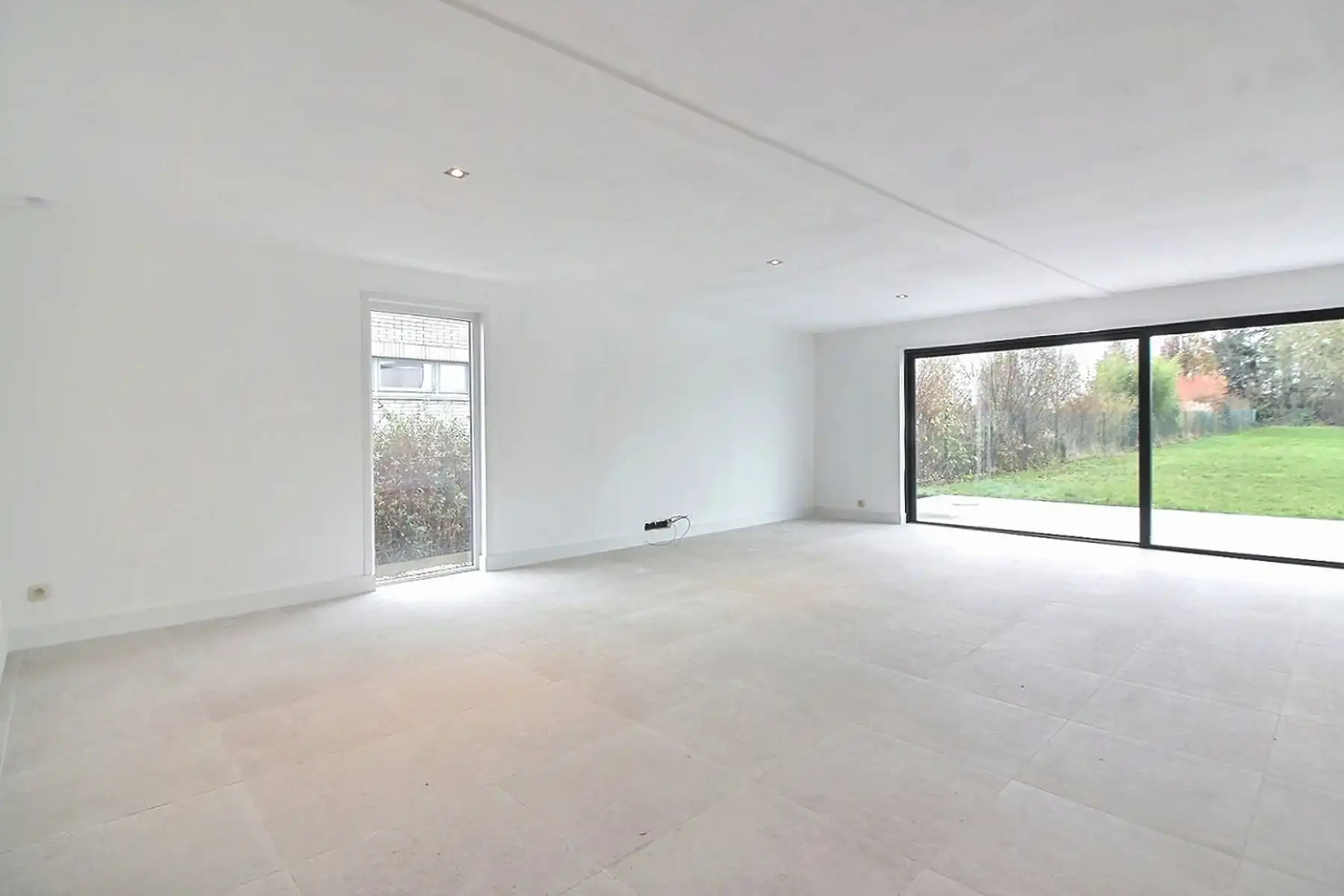 Riante woning met 4 kamers en grote tuin foto 6