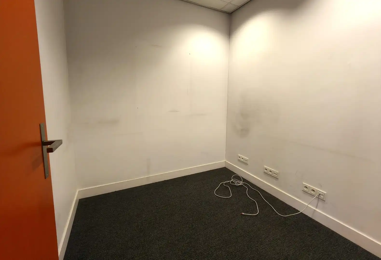 UITSTEKEND GELEGEN HANDELSPAND - MODERN INGERICHT EN INSTAPKLAAR foto 5