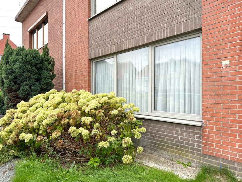 Appartementsgebouw met twee wooneenheden, garages en tuin foto 3