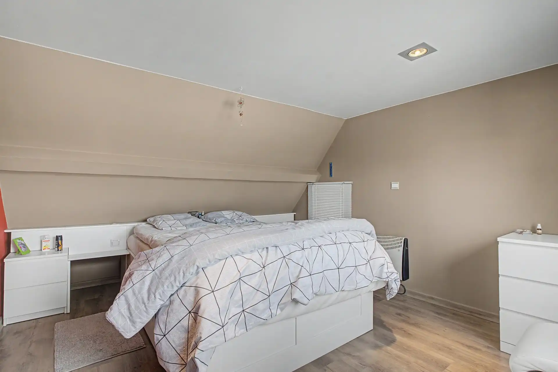 Instapklare halfopen bebouwing met 2 slaapkamers en garage nabij centrum Uitbergen foto 18