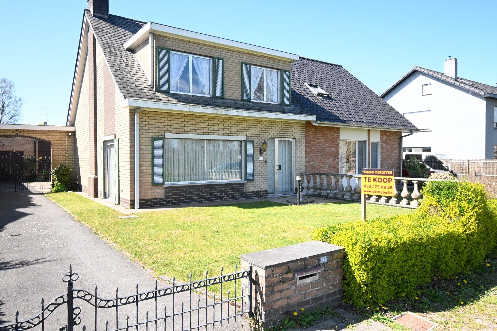 Halfopen bebouwing met garage en tuin foto {{pictureIndex}}