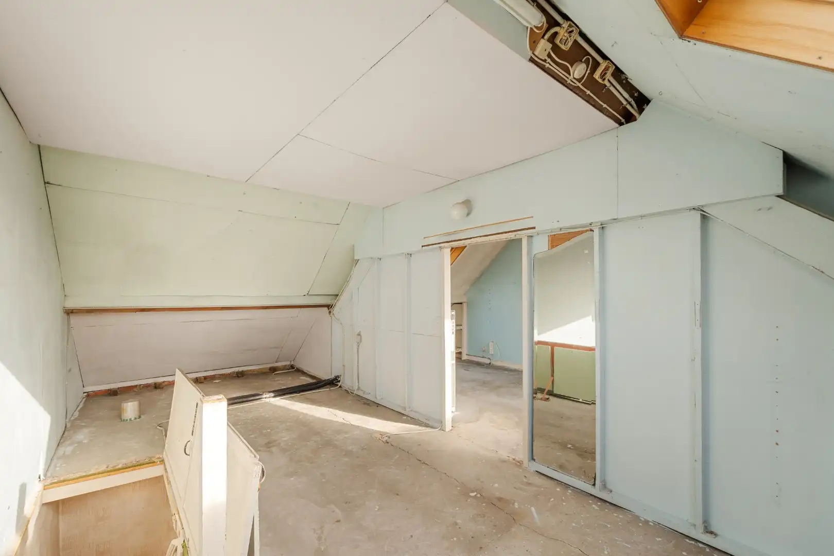 Woning met 3 slaapkamers en grote zolder, garage en zonnige tuin in Izegem foto 16