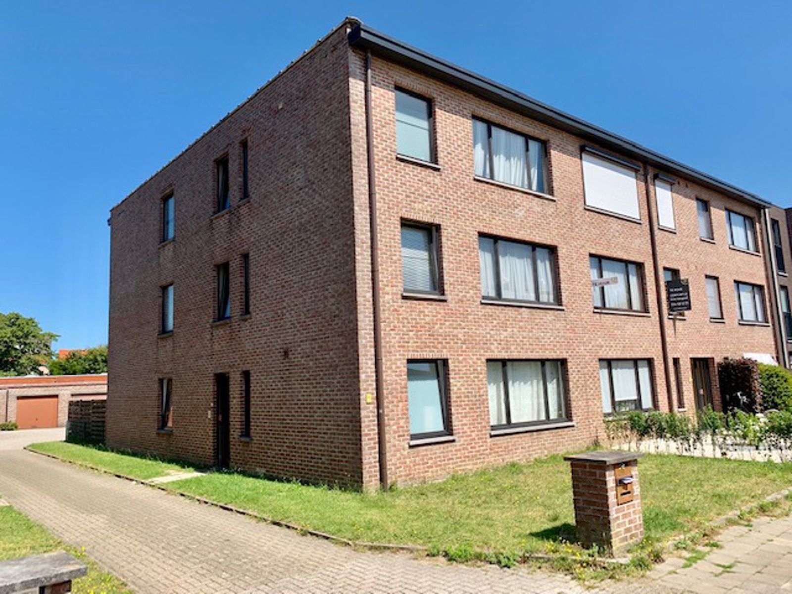 Rustig gelegen 2 slaapkamer appartement met garagebox foto 2