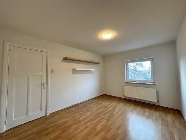 Een nette, comfortabele  gezinswoning met 3 slaapkamers, garage en tuin. foto 8