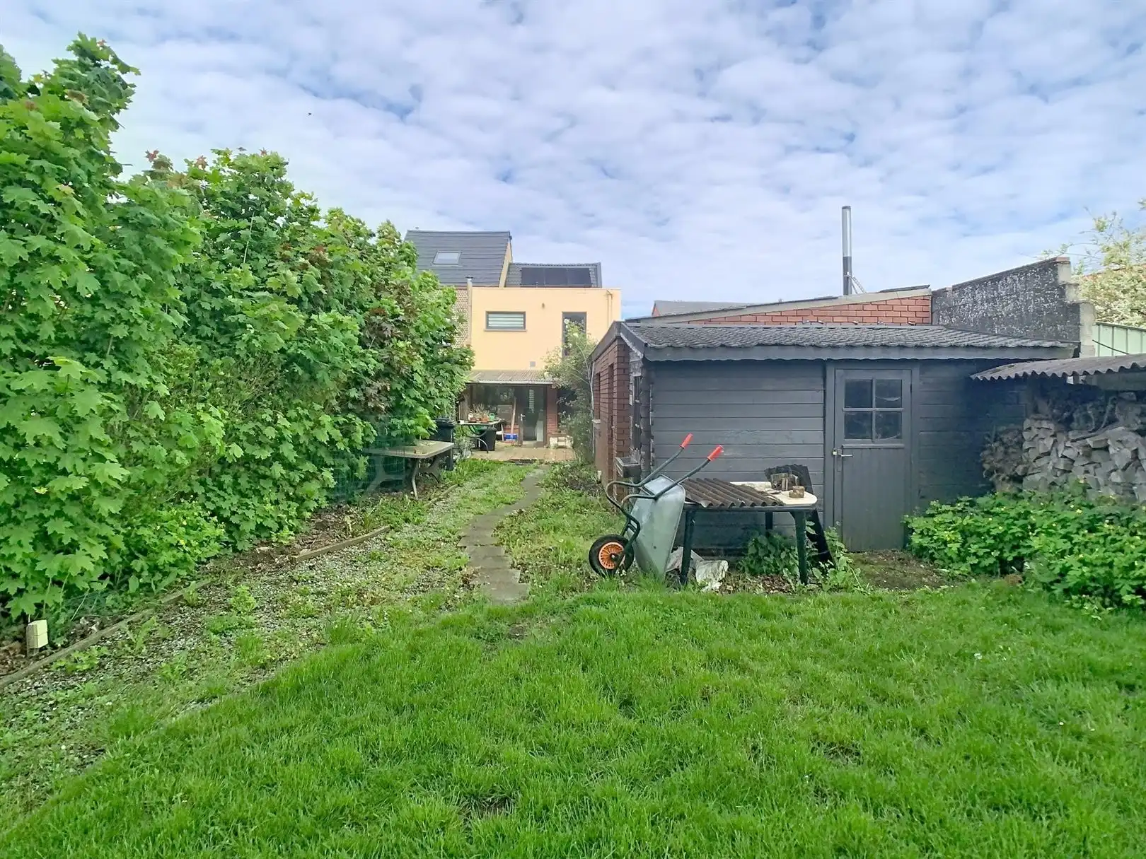 Te renoveren 3-gevel met prachtige tuin foto 18