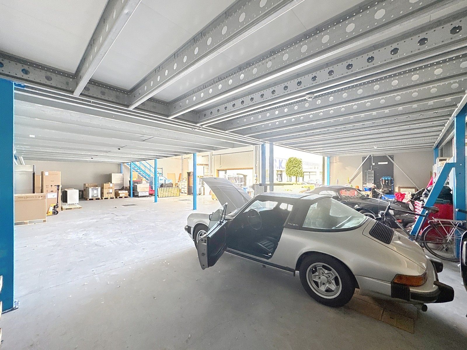 Instapklare OPSLAGRUIMTE (260m2) met mezzanine (150m2) te huur op  een uitstekende ligging te Veurne! foto 4