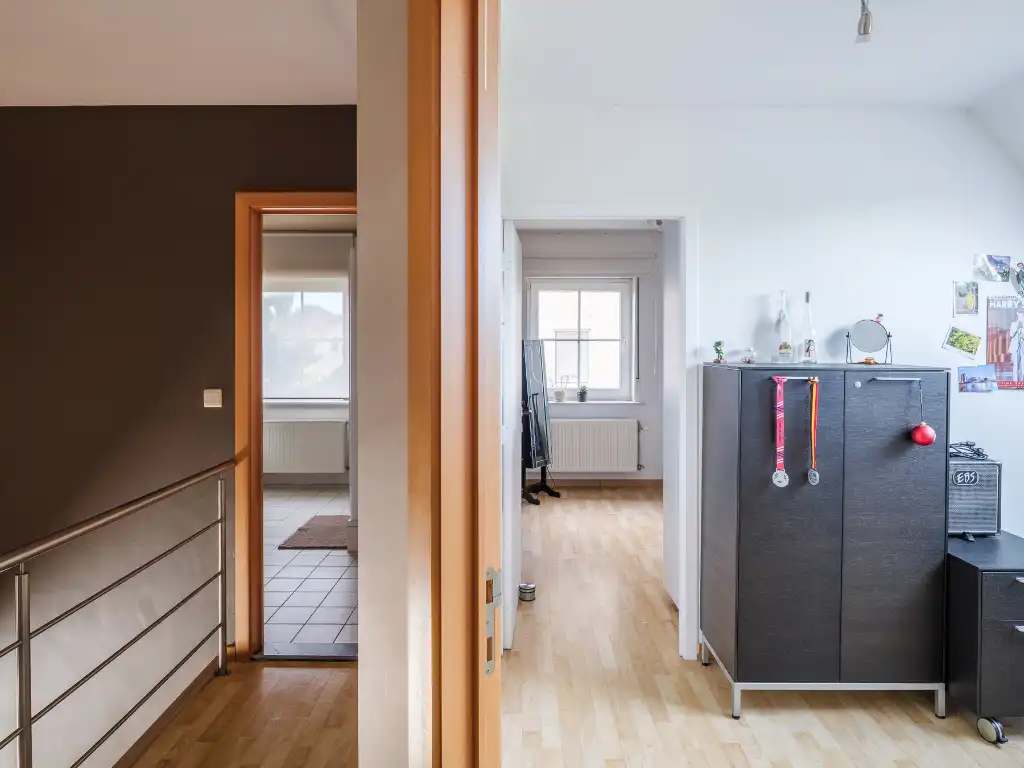 Karaktervolle gezinswoning met 4 slaapkamers, een bijbouw en een volwassen tuin foto 12