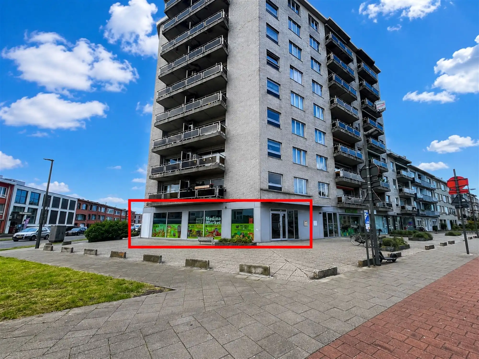 Handelspand van 347 m² met uitstekende zichtbaarheid foto {{pictureIndex}}