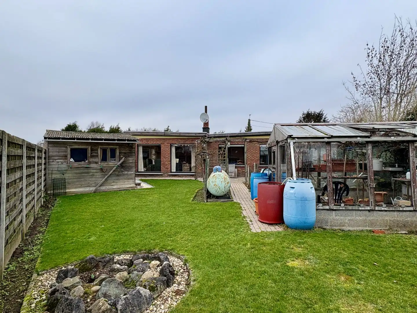 Gelijkvloerse woning op 628 m², 3 slaapkamers, mooi aangelegde tuin en garage. foto 3