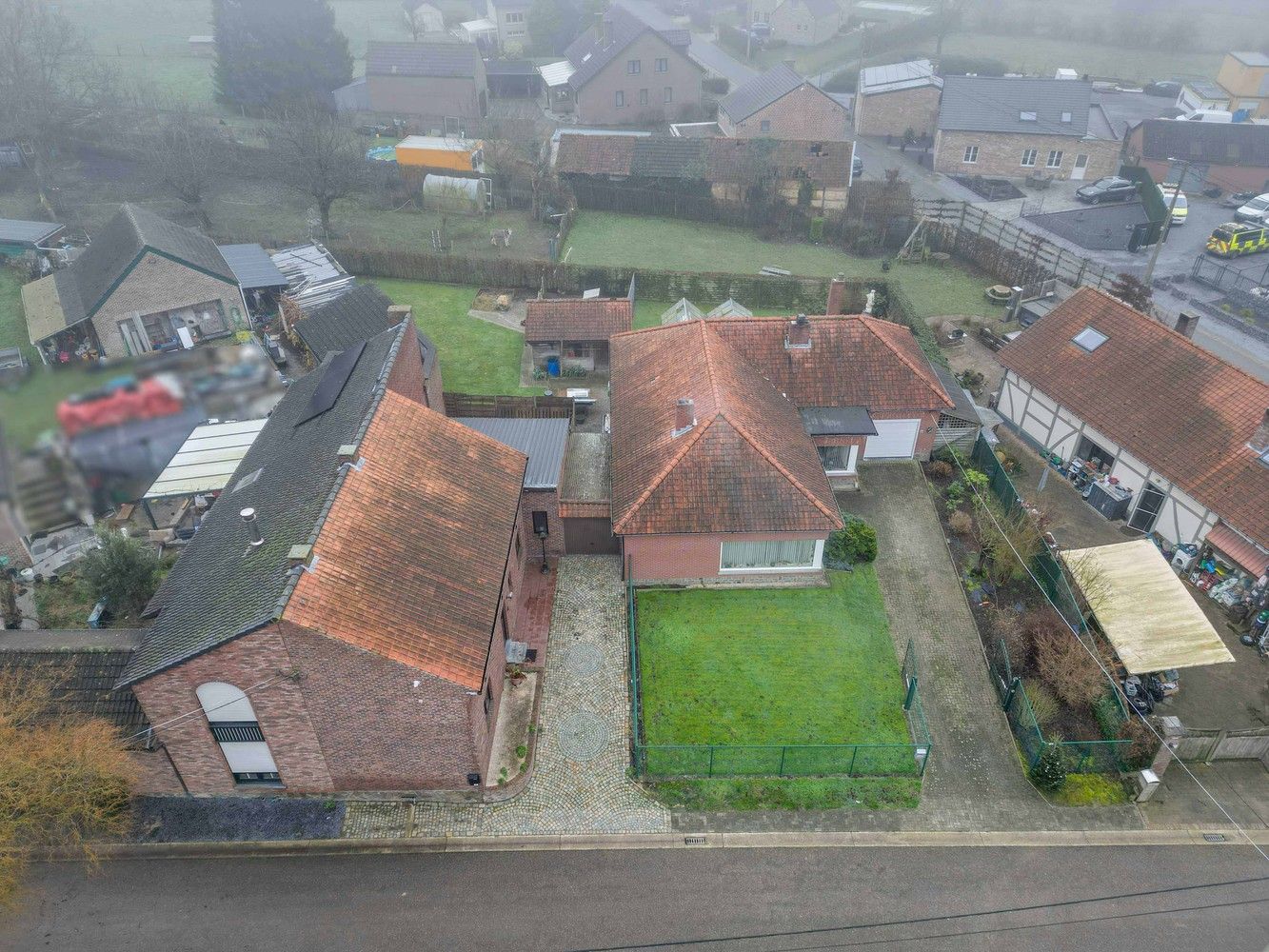 Hoekwoning met twee slaapkamers en vrijstaande garage en terras foto 2