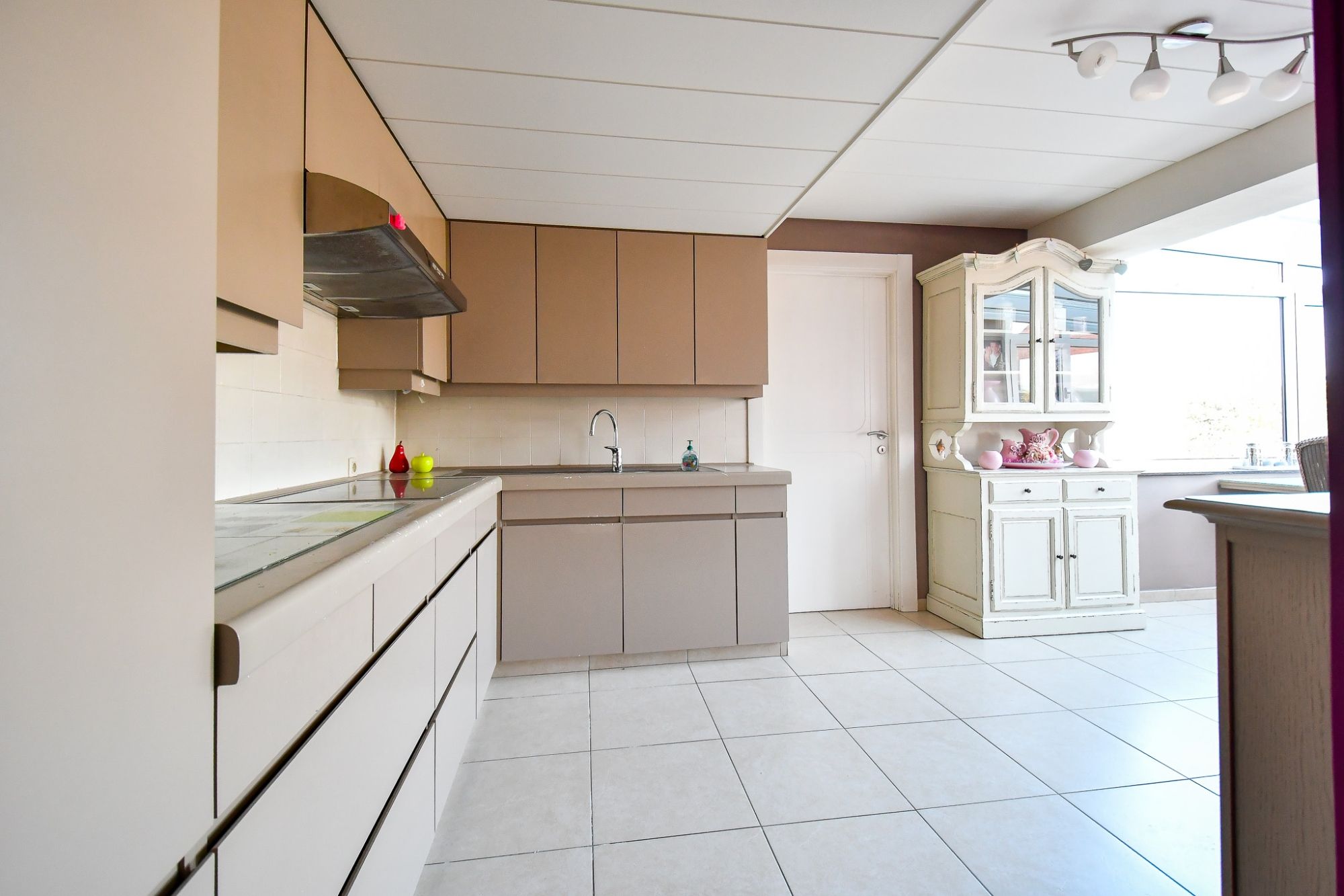 Ruim polyvalent handelspand met 4 slpk,  WINKELRUIMTE,  WONING en PARKING vooraan. foto 8
