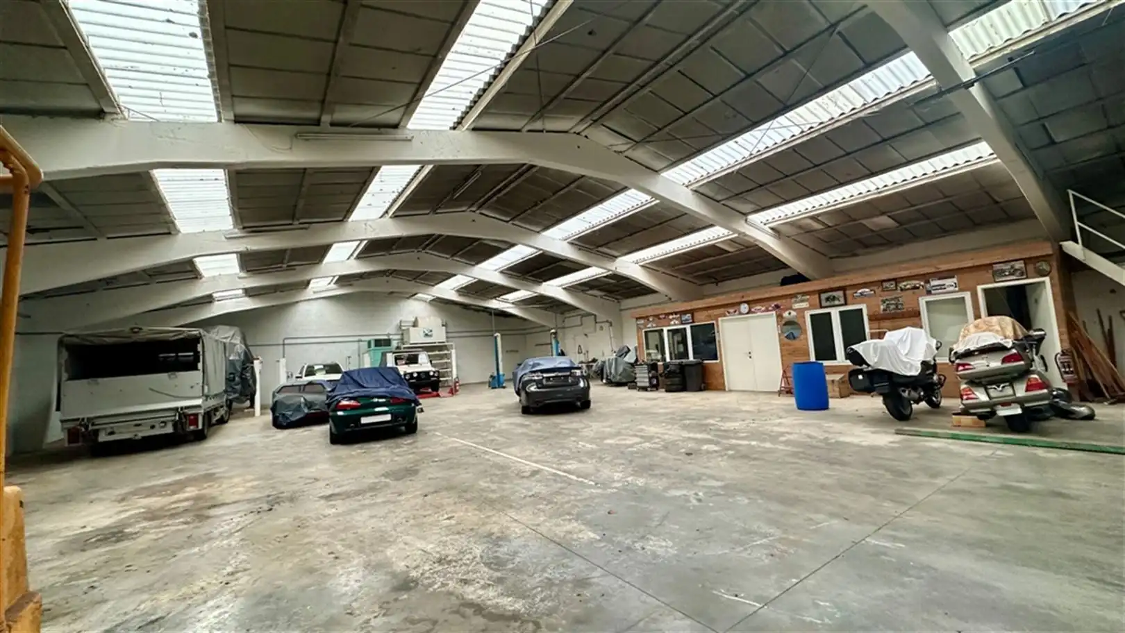 Ruime loods met kantoor en buitenterrein te Ieper foto 4