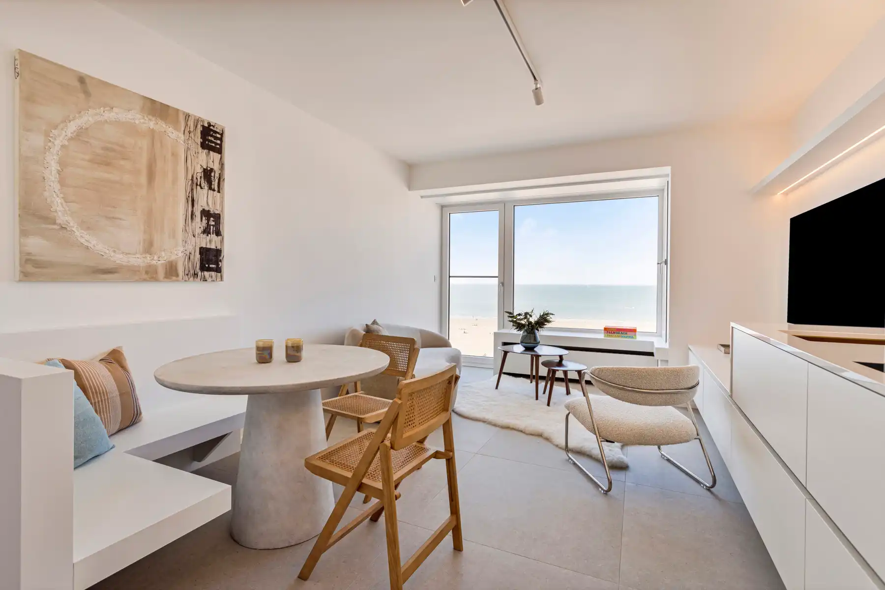 Schitterend gerenoveerd appartement op de zeedijk te KNOKKE foto {{pictureIndex}}