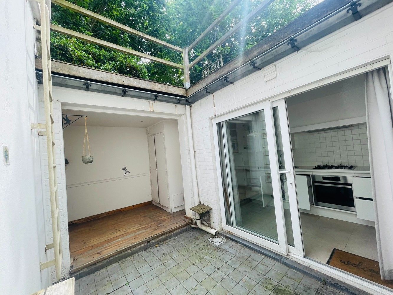 Brugge centrum rustige ligging, vlakbij alle winkels LEUK INSTAPKLAAR WOONHUIS met KOER+ GROOT ZONNETERRAS op de 1éVerd, 2 mooie slaapkamers foto 4